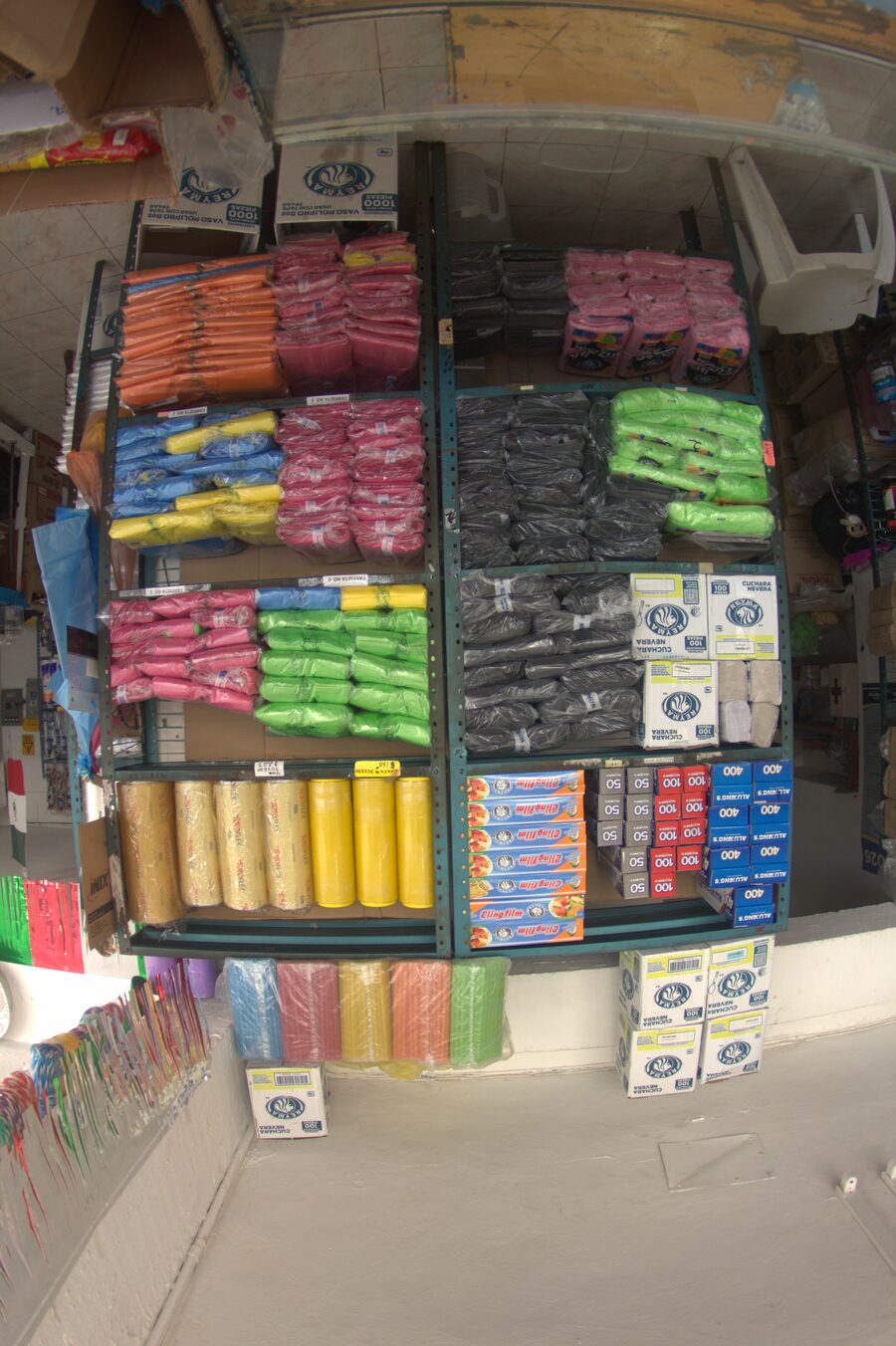 Más productos en anaqueles de la tienda