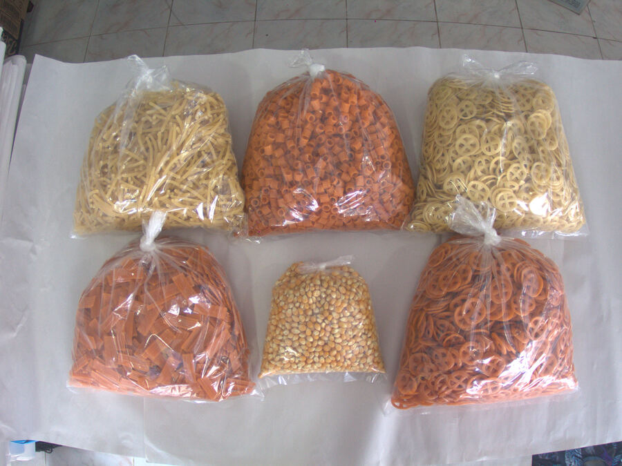 Bolsas de pasta y maíz palomero, insumos de alimentos