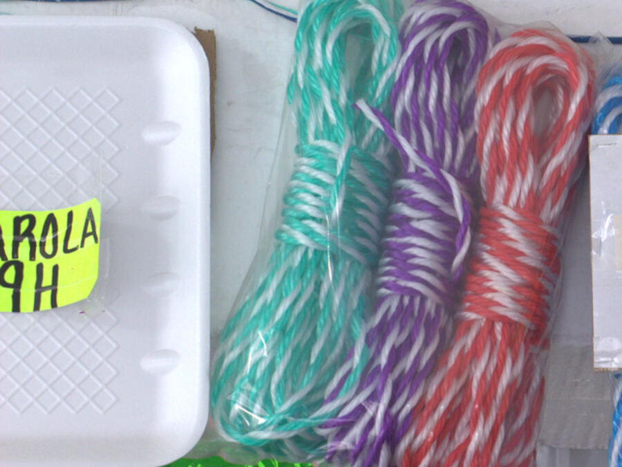 Rollos de rafia de colores