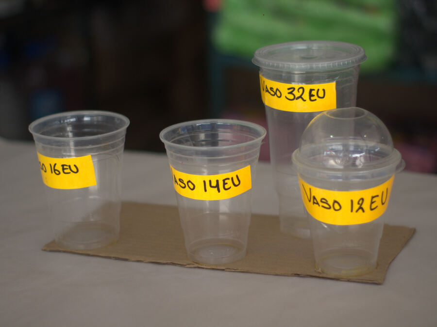 Vasos de plástico en distintas medidas, con tapa