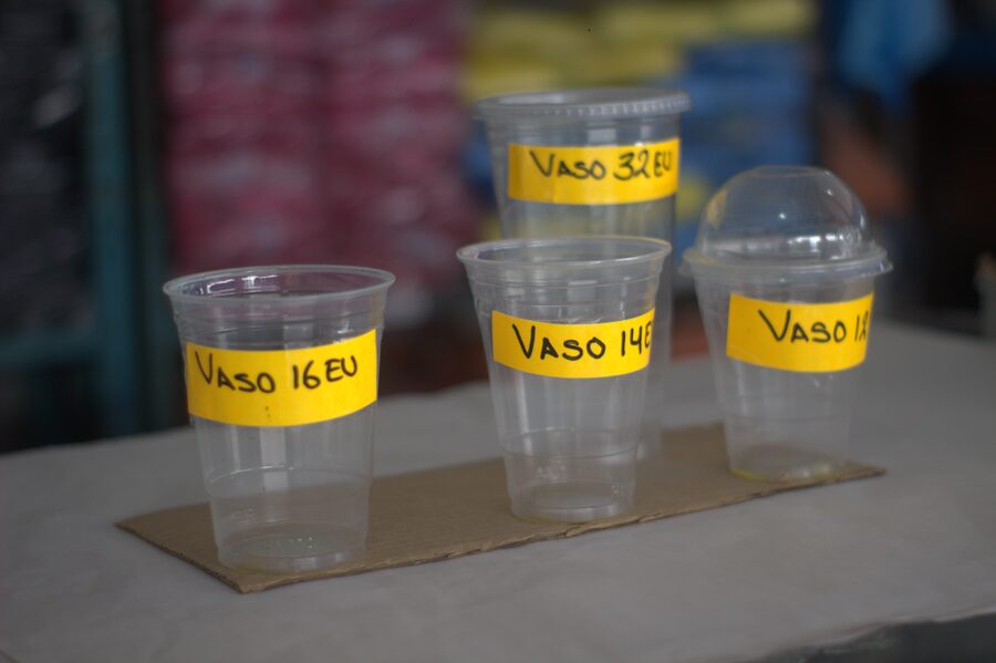 Vasos desechables de plástico