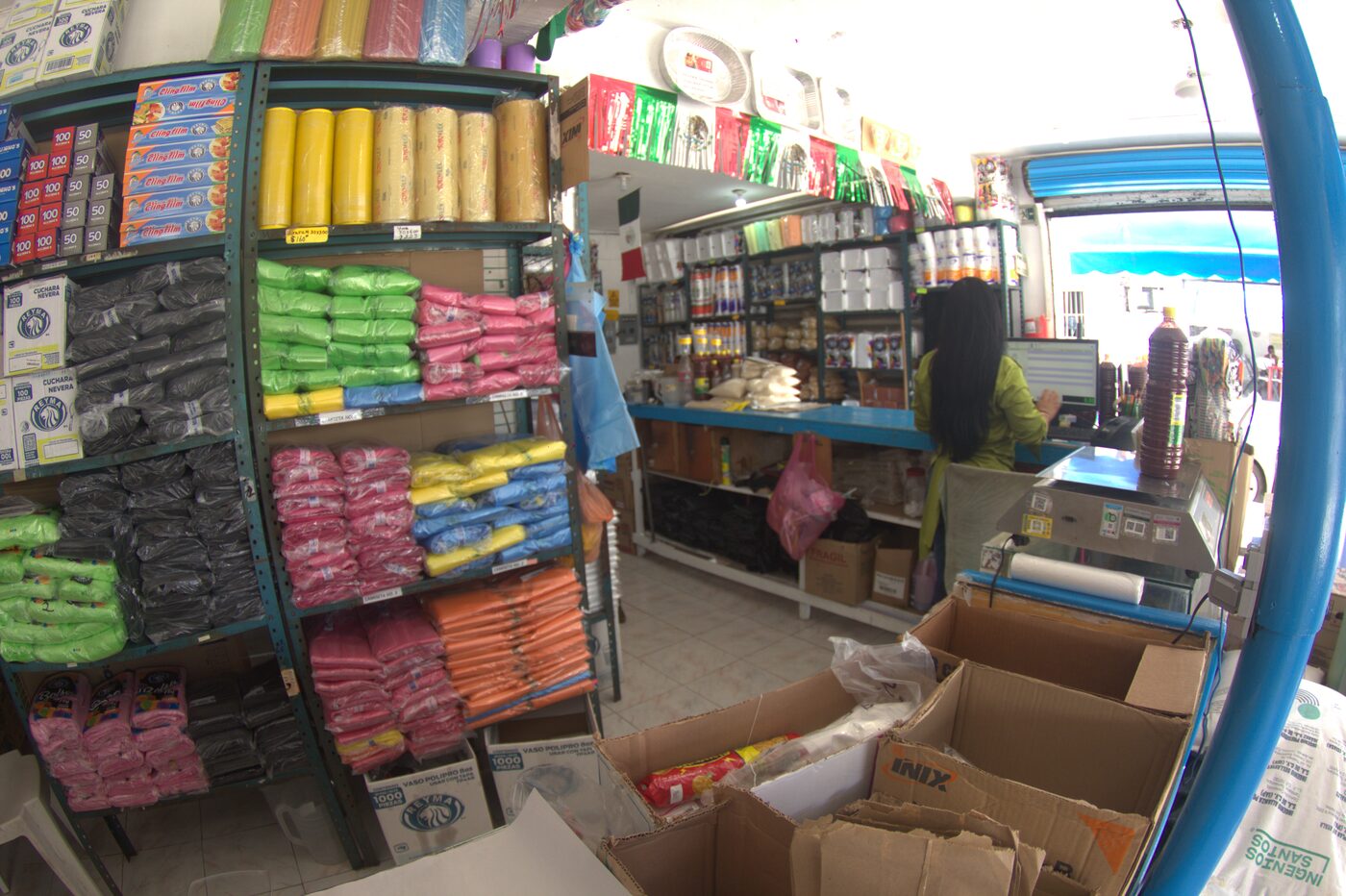 Interior de la tienda Polietileno del Caribe, anaqueles surtidos